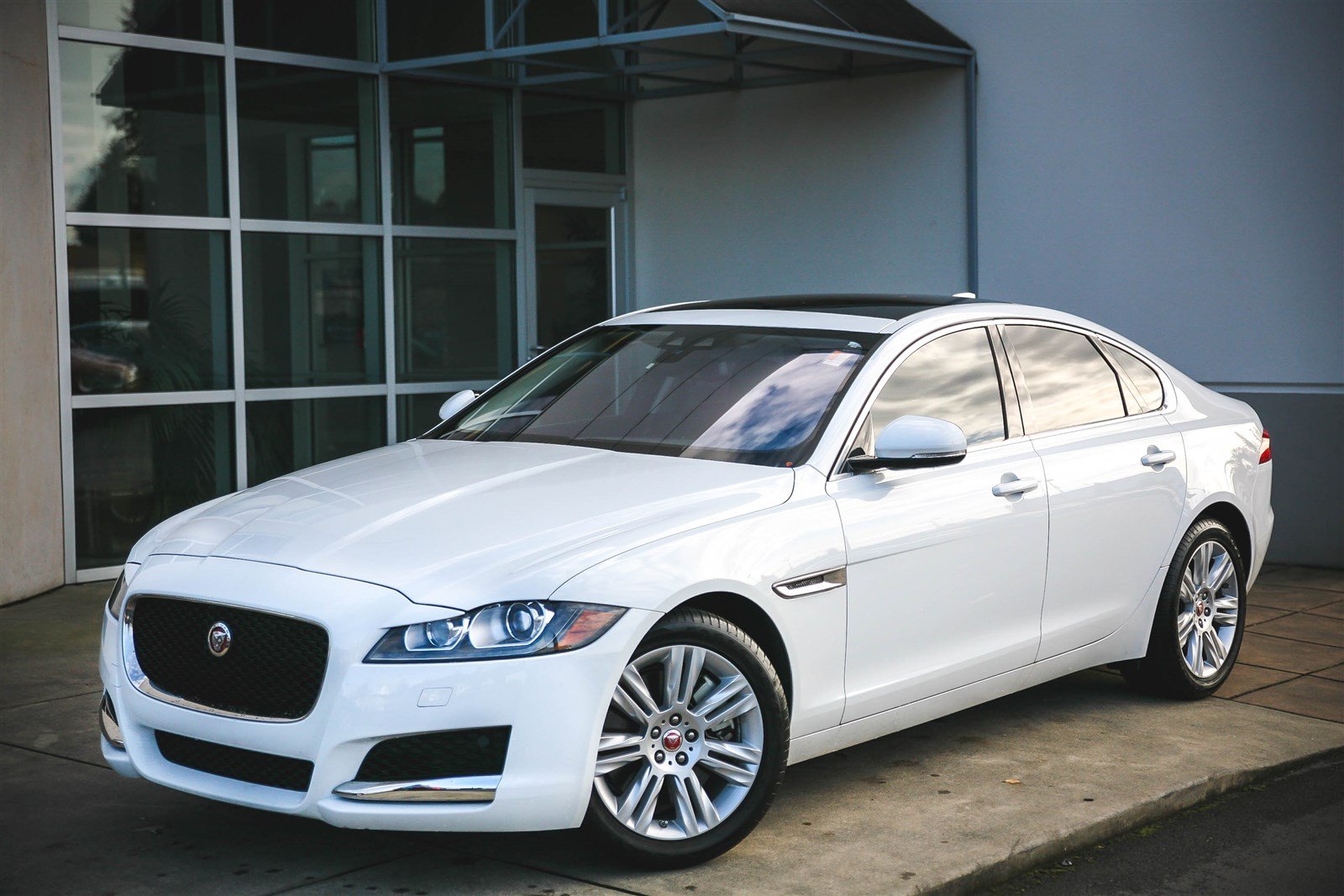 Certified Pre-Owned 2016 Jaguar XF 35t Premium 4dr Car in Bellevue